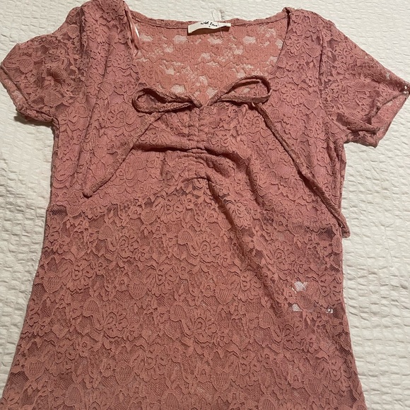 Tops - Women’s Pink lace top with a cute little bow on the front!!
Size:small